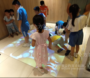 智立方地面互动投影游戏：解锁场地流量密码！多场景暖场 + 亲子吸睛