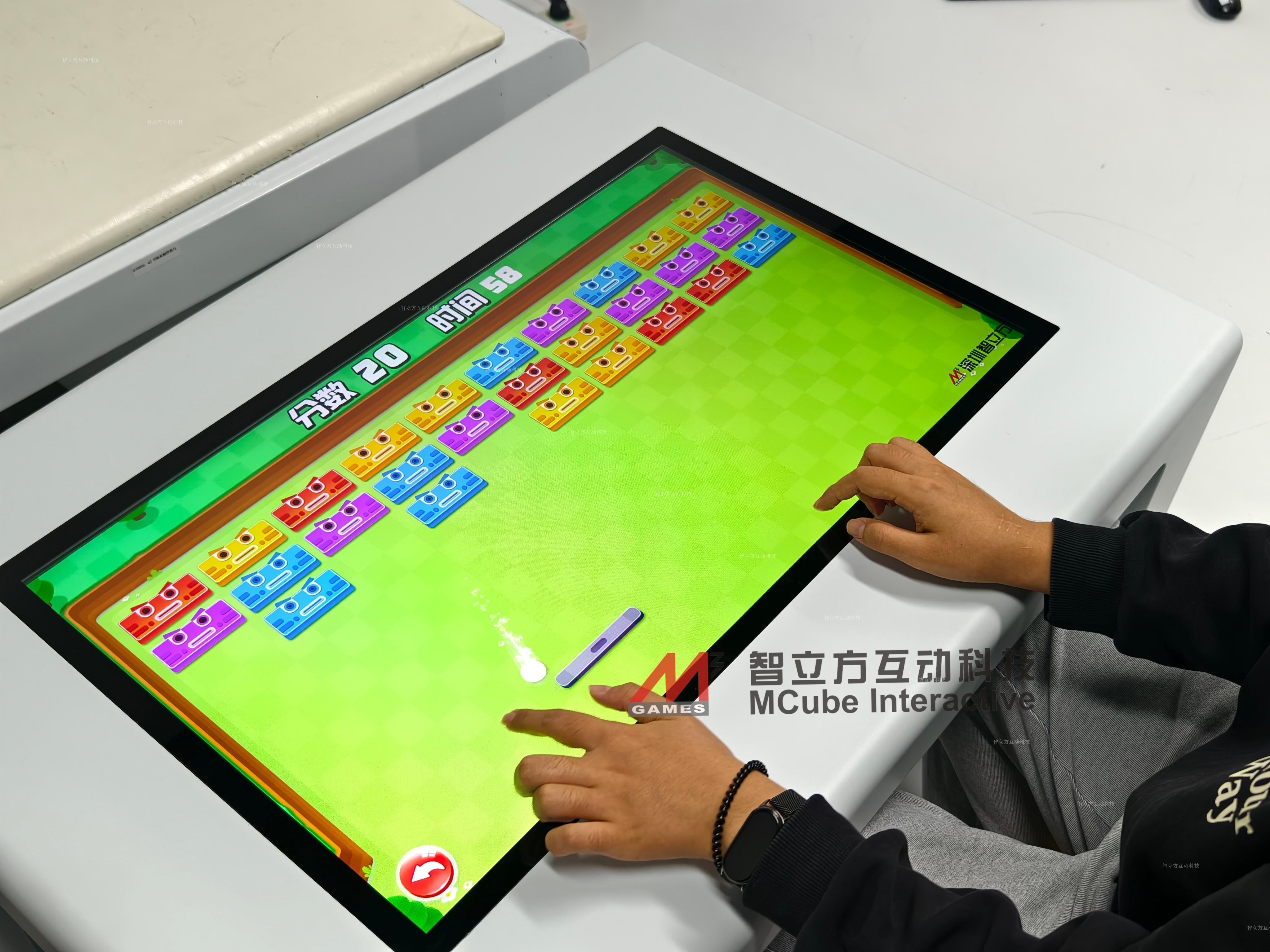 智立方儿童益智游戏触摸桌：指尖玩转成长！打造亲子认可的高价值娱乐区